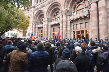 Türk azerbaijani teröristlerinin 10 Aralık 2020 'de Artsakh Cumhuriyeti' nin barışçıl sakinlerine karşı yürüttüğü saldırının ardından Erivan 'da hükümet ve pashinan karşıtı protestolar düzenlendi.