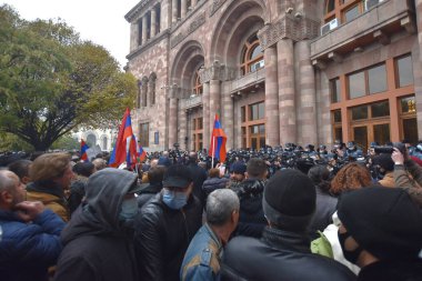 Türk azerbaijani teröristlerinin 10 Aralık 2020 'de Artsakh Cumhuriyeti' nin barışçıl sakinlerine karşı yürüttüğü saldırının ardından Erivan 'da hükümet ve pashinan karşıtı protestolar düzenlendi.