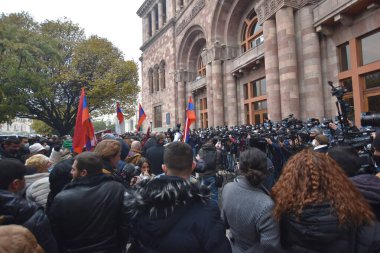 Türk azerbaijani teröristlerinin 10 Aralık 2020 'de Artsakh Cumhuriyeti' nin barışçıl sakinlerine karşı yürüttüğü saldırının ardından Erivan 'da hükümet ve pashinan karşıtı protestolar düzenlendi.