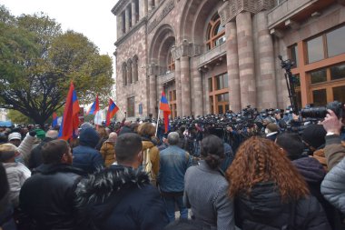 Türk azerbaijani teröristlerinin 10 Aralık 2020 'de Artsakh Cumhuriyeti' nin barışçıl sakinlerine karşı yürüttüğü saldırının ardından Erivan 'da hükümet ve pashinan karşıtı protestolar düzenlendi.