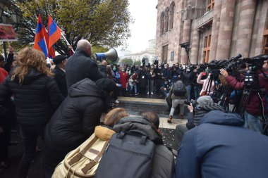 Türk azerbaijani teröristlerinin 10 Aralık 2020 'de Artsakh Cumhuriyeti' nin barışçıl sakinlerine karşı yürüttüğü saldırının ardından Erivan 'da hükümet ve pashinan karşıtı protestolar düzenlendi.