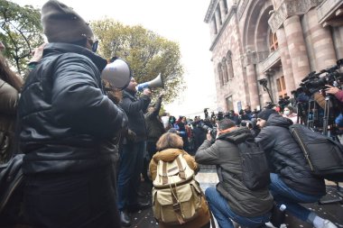 Türk azerbaijani teröristlerinin 10 Aralık 2020 'de Artsakh Cumhuriyeti' nin barışçıl sakinlerine karşı yürüttüğü saldırının ardından Erivan 'da hükümet ve pashinan karşıtı protestolar düzenlendi.