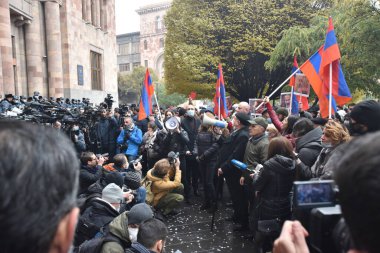 Türk azerbaijani teröristlerinin 10 Aralık 2020 'de Artsakh Cumhuriyeti' nin barışçıl sakinlerine karşı yürüttüğü saldırının ardından Erivan 'da hükümet ve pashinan karşıtı protestolar düzenlendi.