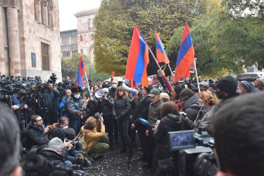 Türk azerbaijani teröristlerinin 10 Aralık 2020 'de Artsakh Cumhuriyeti' nin barışçıl sakinlerine karşı yürüttüğü saldırının ardından Erivan 'da hükümet ve pashinan karşıtı protestolar düzenlendi.