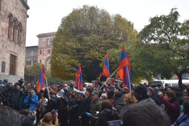 Türk azerbaijani teröristlerinin 10 Aralık 2020 'de Artsakh Cumhuriyeti' nin barışçıl sakinlerine karşı yürüttüğü saldırının ardından Erivan 'da hükümet ve pashinan karşıtı protestolar düzenlendi.