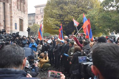 Türk azerbaijani teröristlerinin 10 Aralık 2020 'de Artsakh Cumhuriyeti' nin barışçıl sakinlerine karşı yürüttüğü saldırının ardından Erivan 'da hükümet ve pashinan karşıtı protestolar düzenlendi.