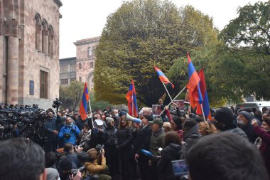 Türk azerbaijani teröristlerinin 10 Aralık 2020 'de Artsakh Cumhuriyeti' nin barışçıl sakinlerine karşı yürüttüğü saldırının ardından Erivan 'da hükümet ve pashinan karşıtı protestolar düzenlendi.