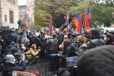 Türk azerbaijani teröristlerinin 10 Aralık 2020 'de Artsakh Cumhuriyeti' nin barışçıl sakinlerine karşı yürüttüğü saldırının ardından Erivan 'da hükümet ve pashinan karşıtı protestolar düzenlendi.