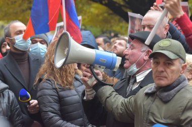 Türk azerbaijani teröristlerinin 10 Aralık 2020 'de Artsakh Cumhuriyeti' nin barışçıl sakinlerine karşı yürüttüğü saldırının ardından Erivan 'da hükümet ve pashinan karşıtı protestolar düzenlendi.