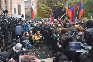 Türk azerbaijani teröristlerinin 10 Aralık 2020 'de Artsakh Cumhuriyeti' nin barışçıl sakinlerine karşı yürüttüğü saldırının ardından Erivan 'da hükümet ve pashinan karşıtı protestolar düzenlendi.
