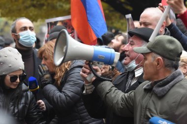 Türk azerbaijani teröristlerinin 10 Aralık 2020 'de Artsakh Cumhuriyeti' nin barışçıl sakinlerine karşı yürüttüğü saldırının ardından Erivan 'da hükümet ve pashinan karşıtı protestolar düzenlendi.