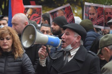 Türk azerbaijani teröristlerinin 10 Aralık 2020 'de Artsakh Cumhuriyeti' nin barışçıl sakinlerine karşı yürüttüğü saldırının ardından Erivan 'da hükümet ve pashinan karşıtı protestolar düzenlendi.
