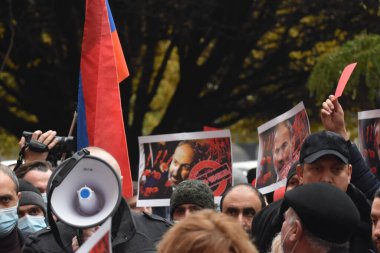 Türk azerbaijani teröristlerinin 10 Aralık 2020 'de Artsakh Cumhuriyeti' nin barışçıl sakinlerine karşı yürüttüğü saldırının ardından Erivan 'da hükümet ve pashinan karşıtı protestolar düzenlendi.