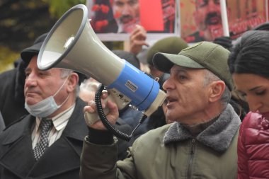 Türk azerbaijani teröristlerinin 10 Aralık 2020 'de Artsakh Cumhuriyeti' nin barışçıl sakinlerine karşı yürüttüğü saldırının ardından Erivan 'da hükümet ve pashinan karşıtı protestolar düzenlendi.