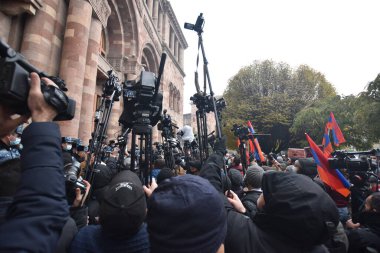 Türk azerbaijani teröristlerinin 10 Aralık 2020 'de Artsakh Cumhuriyeti' nin barışçıl sakinlerine karşı yürüttüğü saldırının ardından Erivan 'da hükümet ve pashinan karşıtı protestolar düzenlendi.