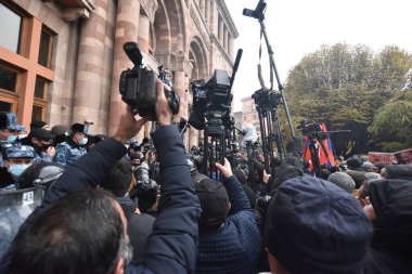 Türk azerbaijani teröristlerinin 10 Aralık 2020 'de Artsakh Cumhuriyeti' nin barışçıl sakinlerine karşı yürüttüğü saldırının ardından Erivan 'da hükümet ve pashinan karşıtı protestolar düzenlendi.