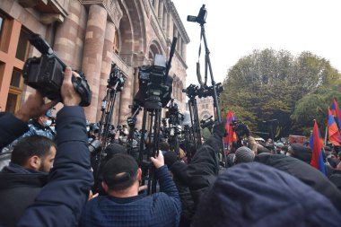 Türk azerbaijani teröristlerinin 10 Aralık 2020 'de Artsakh Cumhuriyeti' nin barışçıl sakinlerine karşı yürüttüğü saldırının ardından Erivan 'da hükümet ve pashinan karşıtı protestolar düzenlendi.