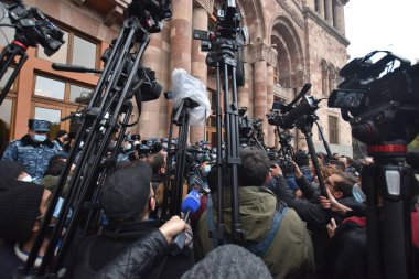 Türk azerbaijani teröristlerinin 10 Aralık 2020 'de Artsakh Cumhuriyeti' nin barışçıl sakinlerine karşı yürüttüğü saldırının ardından Erivan 'da hükümet ve pashinan karşıtı protestolar düzenlendi.