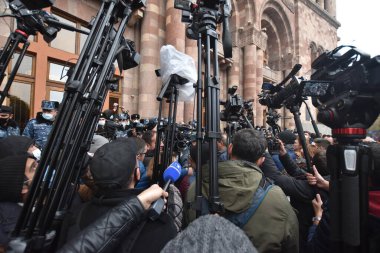 Türk azerbaijani teröristlerinin 10 Aralık 2020 'de Artsakh Cumhuriyeti' nin barışçıl sakinlerine karşı yürüttüğü saldırının ardından Erivan 'da hükümet ve pashinan karşıtı protestolar düzenlendi.