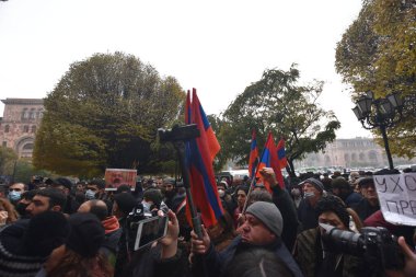 Türk azerbaijani teröristlerinin 10 Aralık 2020 'de Artsakh Cumhuriyeti' nin barışçıl sakinlerine karşı yürüttüğü saldırının ardından Erivan 'da hükümet ve pashinan karşıtı protestolar düzenlendi.