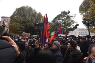 Türk azerbaijani teröristlerinin 10 Aralık 2020 'de Artsakh Cumhuriyeti' nin barışçıl sakinlerine karşı yürüttüğü saldırının ardından Erivan 'da hükümet ve pashinan karşıtı protestolar düzenlendi.