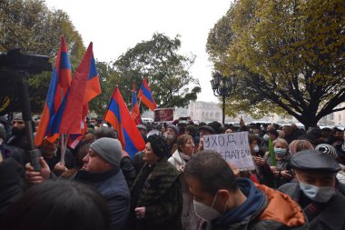 Türk azerbaijani teröristlerinin 10 Aralık 2020 'de Artsakh Cumhuriyeti' nin barışçıl sakinlerine karşı yürüttüğü saldırının ardından Erivan 'da hükümet ve pashinan karşıtı protestolar düzenlendi.