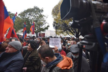 Türk azerbaijani teröristlerinin 10 Aralık 2020 'de Artsakh Cumhuriyeti' nin barışçıl sakinlerine karşı yürüttüğü saldırının ardından Erivan 'da hükümet ve pashinan karşıtı protestolar düzenlendi.