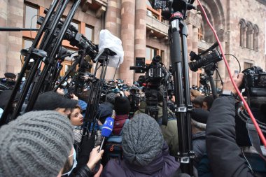 Türk azerbaijani teröristlerinin 10 Aralık 2020 'de Artsakh Cumhuriyeti' nin barışçıl sakinlerine karşı yürüttüğü saldırının ardından Erivan 'da hükümet ve pashinan karşıtı protestolar düzenlendi.