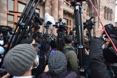 Türk azerbaijani teröristlerinin 10 Aralık 2020 'de Artsakh Cumhuriyeti' nin barışçıl sakinlerine karşı yürüttüğü saldırının ardından Erivan 'da hükümet ve pashinan karşıtı protestolar düzenlendi.