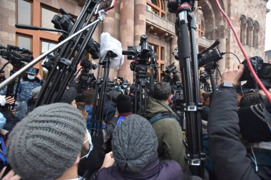 Türk azerbaijani teröristlerinin 10 Aralık 2020 'de Artsakh Cumhuriyeti' nin barışçıl sakinlerine karşı yürüttüğü saldırının ardından Erivan 'da hükümet ve pashinan karşıtı protestolar düzenlendi.