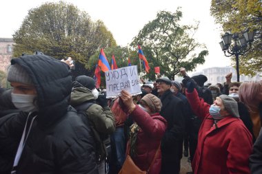 Türk azerbaijani teröristlerinin 10 Aralık 2020 'de Artsakh Cumhuriyeti' nin barışçıl sakinlerine karşı yürüttüğü saldırının ardından Erivan 'da hükümet ve pashinan karşıtı protestolar düzenlendi.