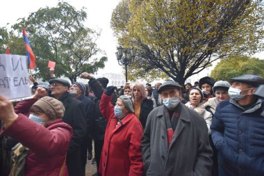 Türk azerbaijani teröristlerinin 10 Aralık 2020 'de Artsakh Cumhuriyeti' nin barışçıl sakinlerine karşı yürüttüğü saldırının ardından Erivan 'da hükümet ve pashinan karşıtı protestolar düzenlendi.
