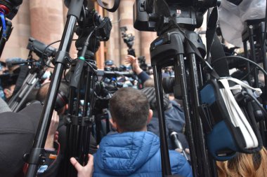 Türk azerbaijani teröristlerinin 10 Aralık 2020 'de Artsakh Cumhuriyeti' nin barışçıl sakinlerine karşı yürüttüğü saldırının ardından Erivan 'da hükümet ve pashinan karşıtı protestolar düzenlendi.