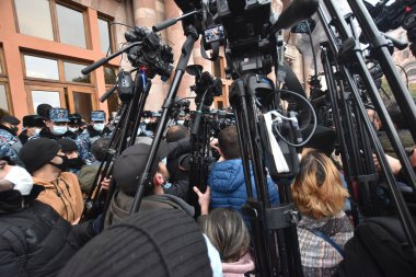 Türk azerbaijani teröristlerinin 10 Aralık 2020 'de Artsakh Cumhuriyeti' nin barışçıl sakinlerine karşı yürüttüğü saldırının ardından Erivan 'da hükümet ve pashinan karşıtı protestolar düzenlendi.