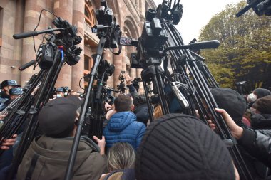 Türk azerbaijani teröristlerinin 10 Aralık 2020 'de Artsakh Cumhuriyeti' nin barışçıl sakinlerine karşı yürüttüğü saldırının ardından Erivan 'da hükümet ve pashinan karşıtı protestolar düzenlendi.