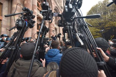 Türk azerbaijani teröristlerinin 10 Aralık 2020 'de Artsakh Cumhuriyeti' nin barışçıl sakinlerine karşı yürüttüğü saldırının ardından Erivan 'da hükümet ve pashinan karşıtı protestolar düzenlendi.