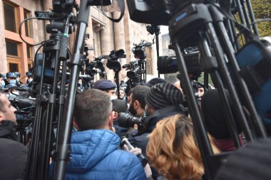 Türk azerbaijani teröristlerinin 10 Aralık 2020 'de Artsakh Cumhuriyeti' nin barışçıl sakinlerine karşı yürüttüğü saldırının ardından Erivan 'da hükümet ve pashinan karşıtı protestolar düzenlendi.