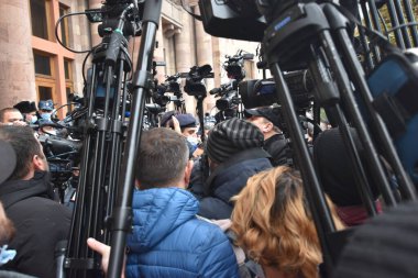 Türk azerbaijani teröristlerinin 10 Aralık 2020 'de Artsakh Cumhuriyeti' nin barışçıl sakinlerine karşı yürüttüğü saldırının ardından Erivan 'da hükümet ve pashinan karşıtı protestolar düzenlendi.