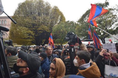 Türk azerbaijani teröristlerinin 10 Aralık 2020 'de Artsakh Cumhuriyeti' nin barışçıl sakinlerine karşı yürüttüğü saldırının ardından Erivan 'da hükümet ve pashinan karşıtı protestolar düzenlendi.