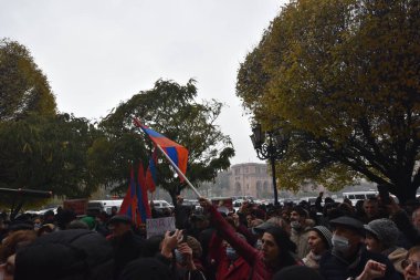 Türk azerbaijani teröristlerinin 10 Aralık 2020 'de Artsakh Cumhuriyeti' nin barışçıl sakinlerine karşı yürüttüğü saldırının ardından Erivan 'da hükümet ve pashinan karşıtı protestolar düzenlendi.