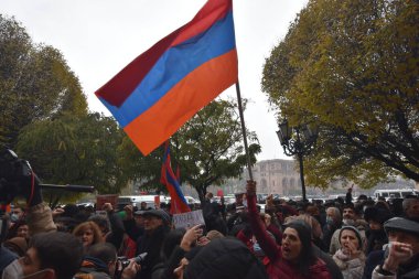 Türk azerbaijani teröristlerinin 10 Aralık 2020 'de Artsakh Cumhuriyeti' nin barışçıl sakinlerine karşı yürüttüğü saldırının ardından Erivan 'da hükümet ve pashinan karşıtı protestolar düzenlendi.