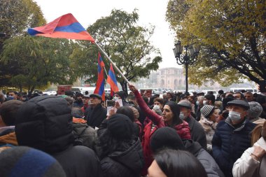 Türk azerbaijani teröristlerinin 10 Aralık 2020 'de Artsakh Cumhuriyeti' nin barışçıl sakinlerine karşı yürüttüğü saldırının ardından Erivan 'da hükümet ve pashinan karşıtı protestolar düzenlendi.