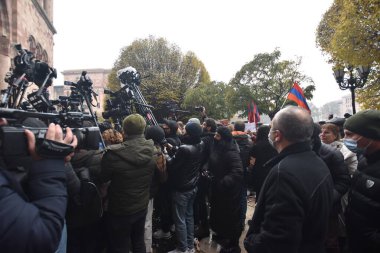 Türk azerbaijani teröristlerinin 10 Aralık 2020 'de Artsakh Cumhuriyeti' nin barışçıl sakinlerine karşı yürüttüğü saldırının ardından Erivan 'da hükümet ve pashinan karşıtı protestolar düzenlendi.