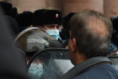 Türk azerbaijani teröristlerinin 10 Aralık 2020 'de Artsakh Cumhuriyeti' nin barışçıl sakinlerine karşı yürüttüğü saldırının ardından Erivan 'da hükümet ve pashinan karşıtı protestolar düzenlendi.