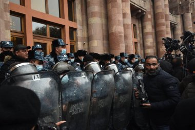 Türk azerbaijani teröristlerinin 10 Aralık 2020 'de Artsakh Cumhuriyeti' nin barışçıl sakinlerine karşı yürüttüğü saldırının ardından Erivan 'da hükümet ve pashinan karşıtı protestolar düzenlendi.