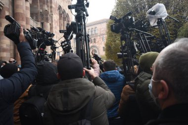 Türk azerbaijani teröristlerinin 10 Aralık 2020 'de Artsakh Cumhuriyeti' nin barışçıl sakinlerine karşı yürüttüğü saldırının ardından Erivan 'da hükümet ve pashinan karşıtı protestolar düzenlendi.