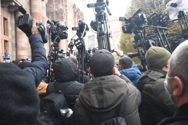 Türk azerbaijani teröristlerinin 10 Aralık 2020 'de Artsakh Cumhuriyeti' nin barışçıl sakinlerine karşı yürüttüğü saldırının ardından Erivan 'da hükümet ve pashinan karşıtı protestolar düzenlendi.