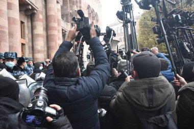 Türk azerbaijani teröristlerinin 10 Aralık 2020 'de Artsakh Cumhuriyeti' nin barışçıl sakinlerine karşı yürüttüğü saldırının ardından Erivan 'da hükümet ve pashinan karşıtı protestolar düzenlendi.