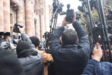 Türk azerbaijani teröristlerinin 10 Aralık 2020 'de Artsakh Cumhuriyeti' nin barışçıl sakinlerine karşı yürüttüğü saldırının ardından Erivan 'da hükümet ve pashinan karşıtı protestolar düzenlendi.