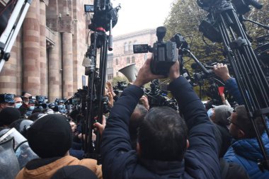 Türk azerbaijani teröristlerinin 10 Aralık 2020 'de Artsakh Cumhuriyeti' nin barışçıl sakinlerine karşı yürüttüğü saldırının ardından Erivan 'da hükümet ve pashinan karşıtı protestolar düzenlendi.